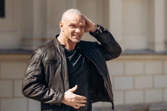 Нейросеть на страже закона: выходит сериал «Нейровася» с Владимиром Епифанцевым и Дарьей Блохиной